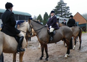 The Senior Master addresses the hunt